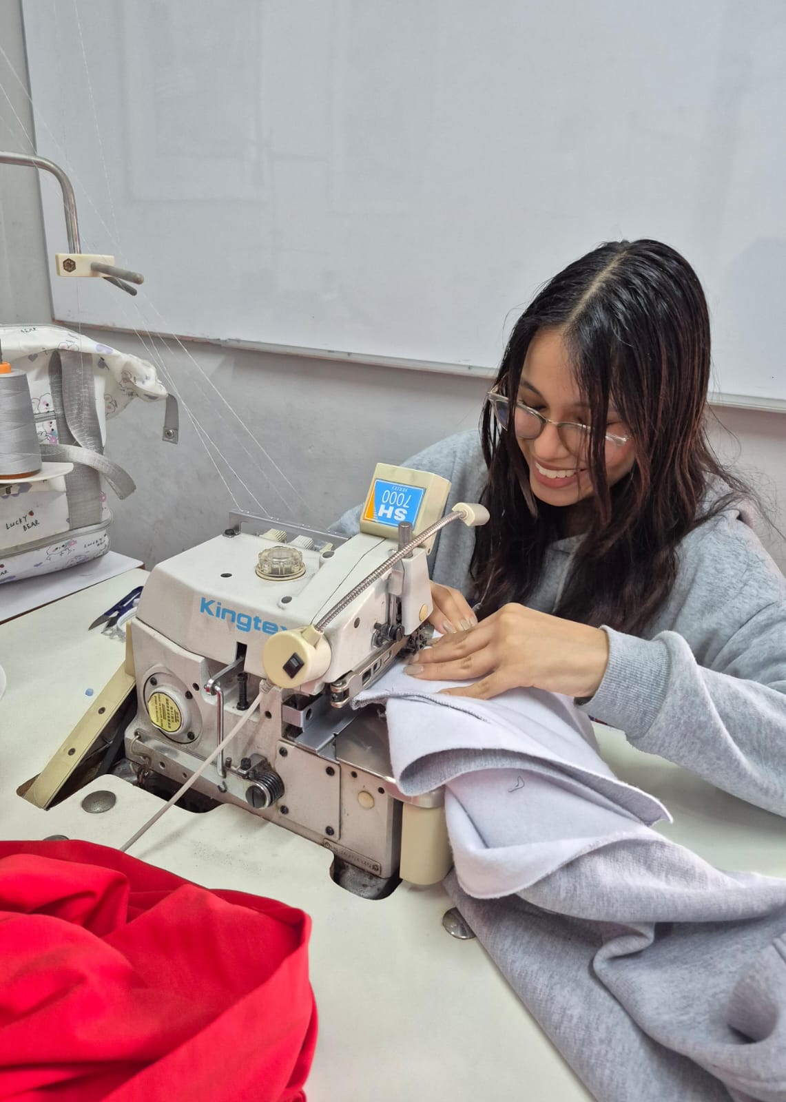 Estudiante aprendiendo manejo de máquina industrial